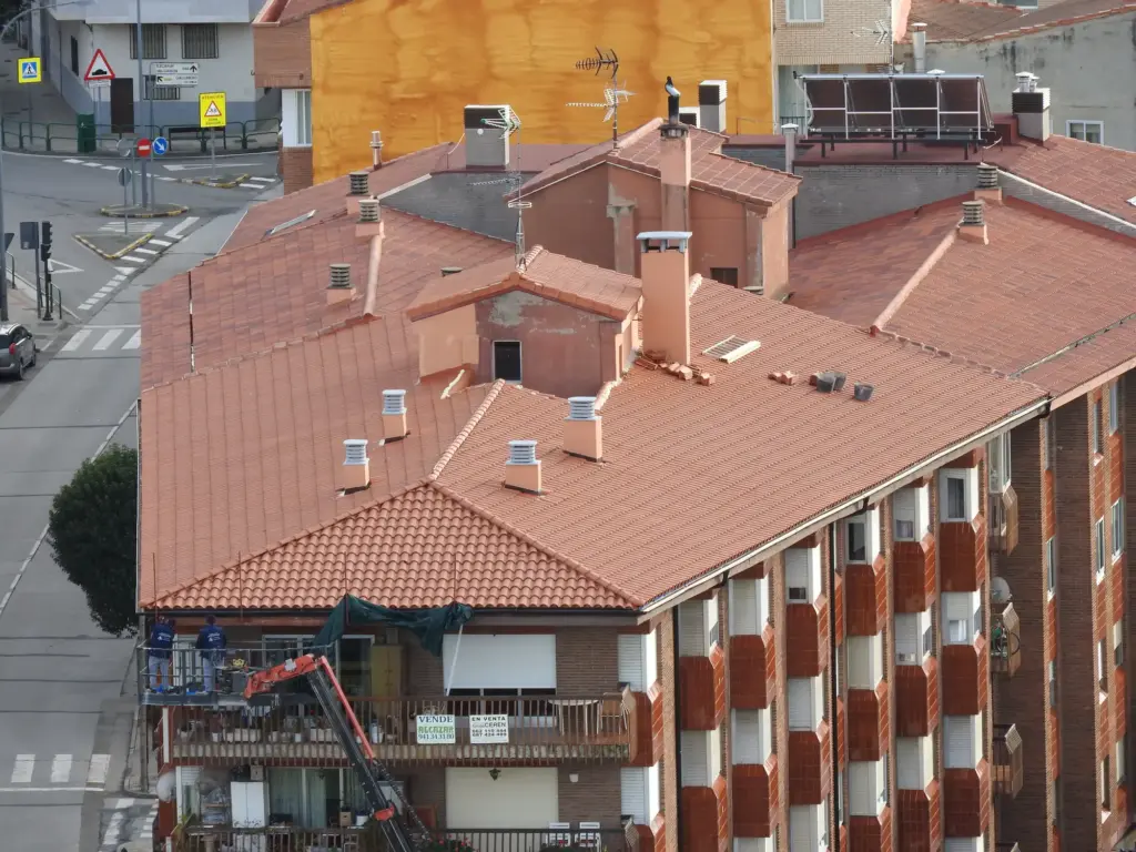 Rehabilitación de cubierta en calle Alfonso Peña