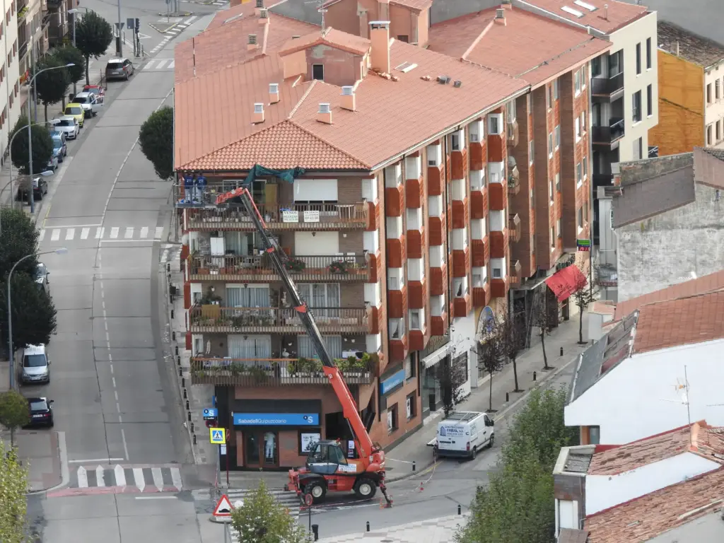 Rehabilitación de cubierta en calle Alfonso Peña