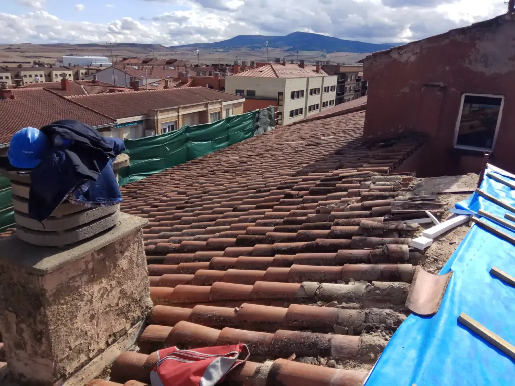 Rehabilitación de cubierta en calle Alfonso Peña