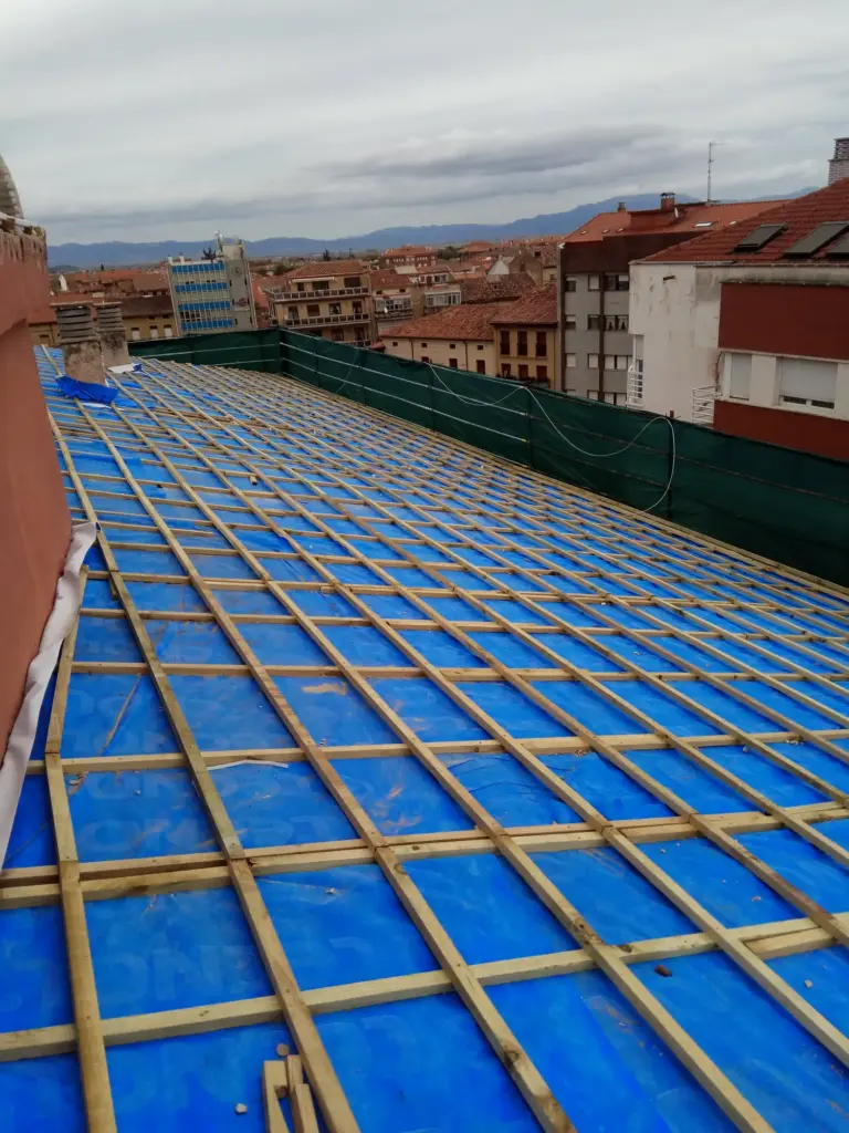 Rehabilitación de cubierta en calle Alfonso Peña