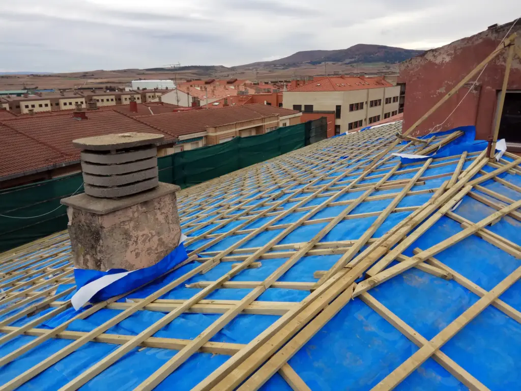 Rehabilitación de cubierta en calle Alfonso Peña