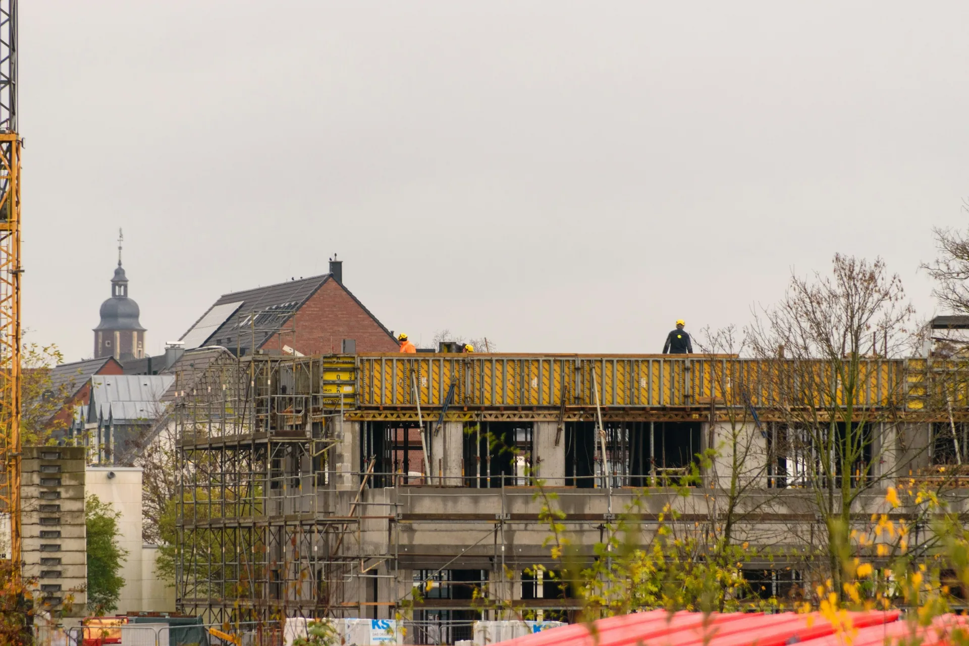 Edificio en construcción durante la ejecución estructural