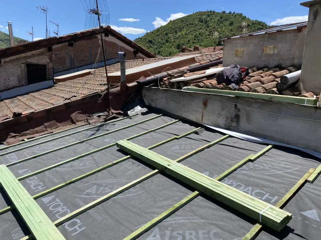 Rehabilitación de cubierta en comunidad de propietarios en Ezcaray