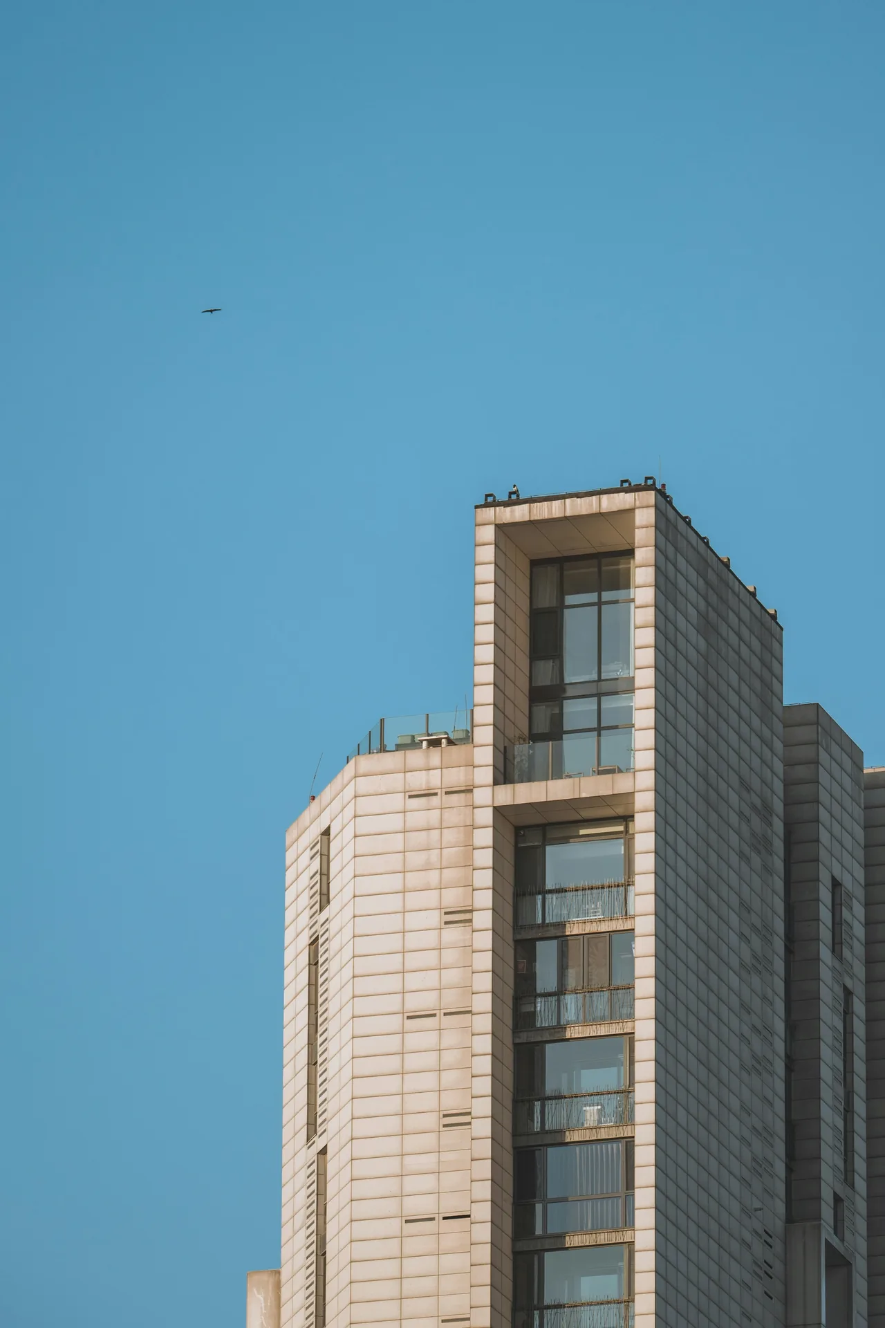 Detalle de fachada contemporánea bajo un cielo azul