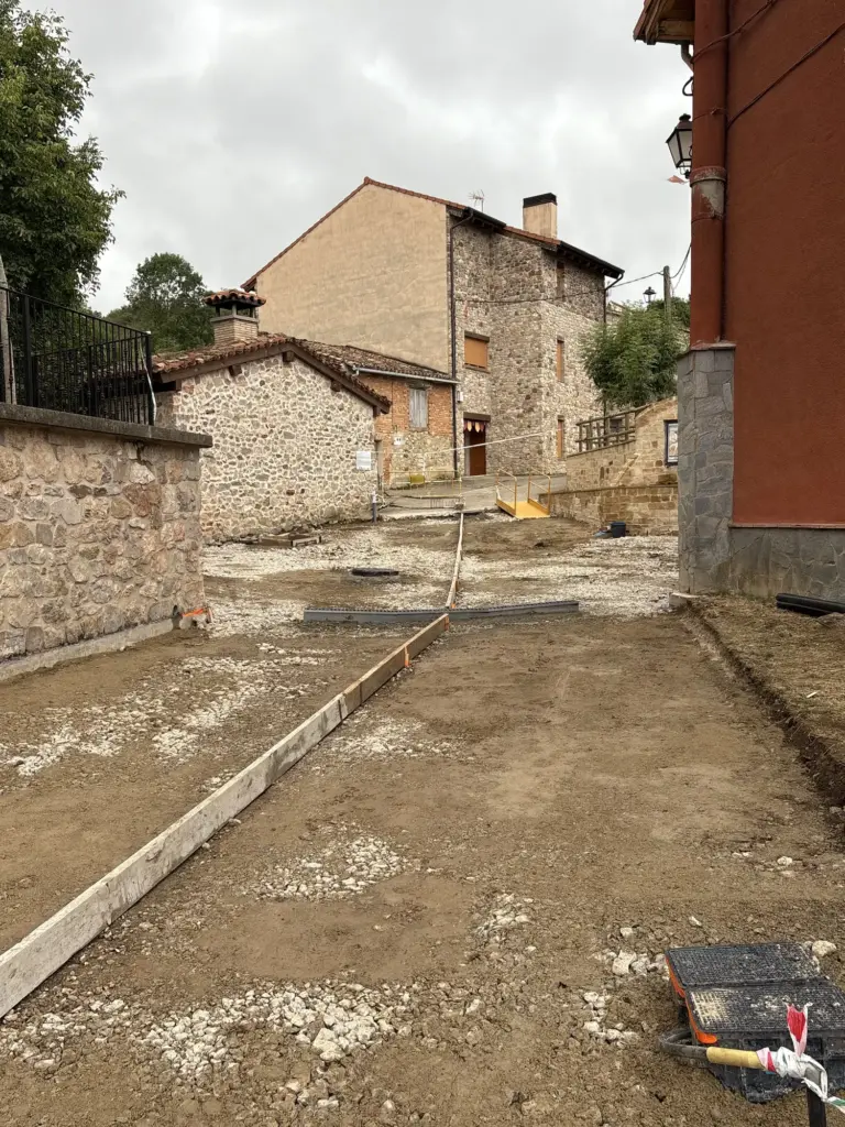 Reurbanización de calles en Pazuengos