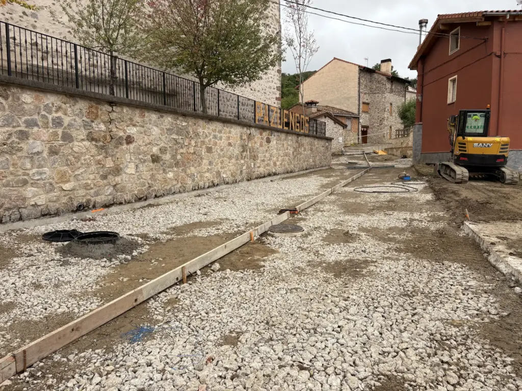 Reurbanización de calles en Pazuengos