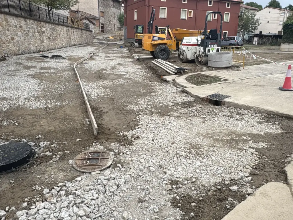 Reurbanización de calles en Pazuengos