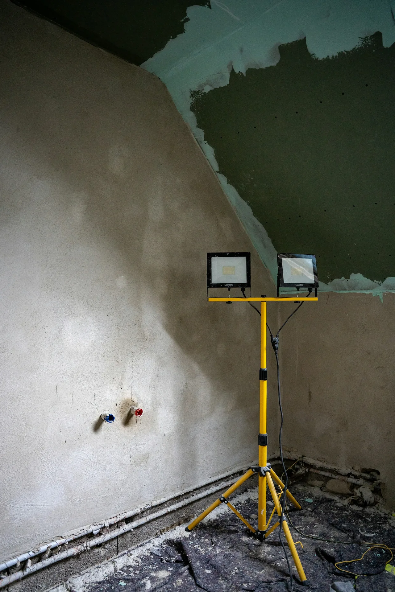 Interior en proceso de reforma con iluminación de obra