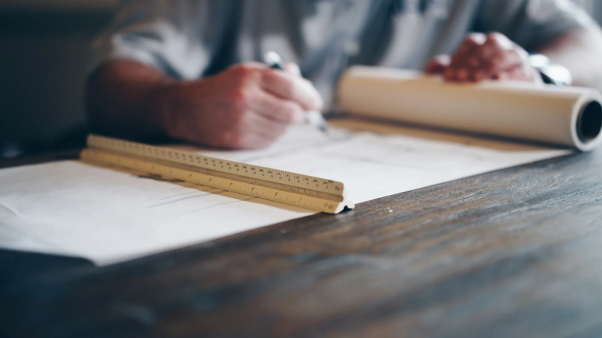 Profesional revisando planos técnicos de arquitectura